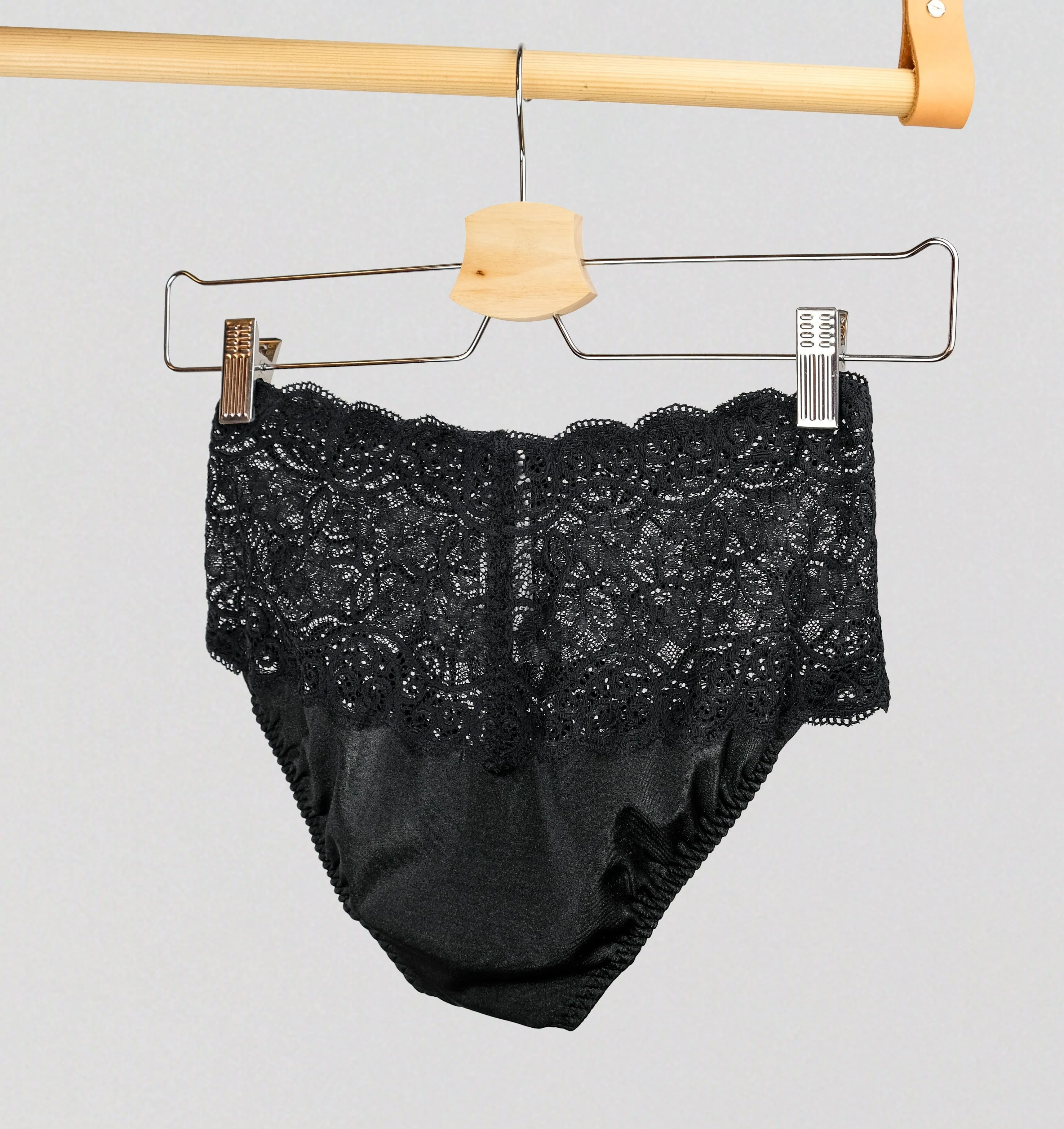 Scalloped lace band brief [Black]